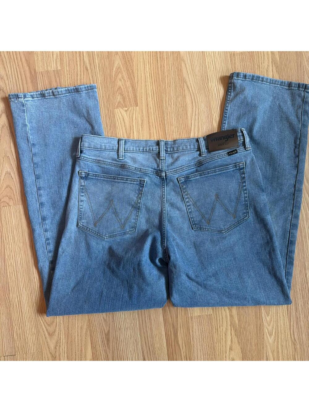 Wrangler Jeans Relaxed Boot Light Wash Mens Size 34 x 32